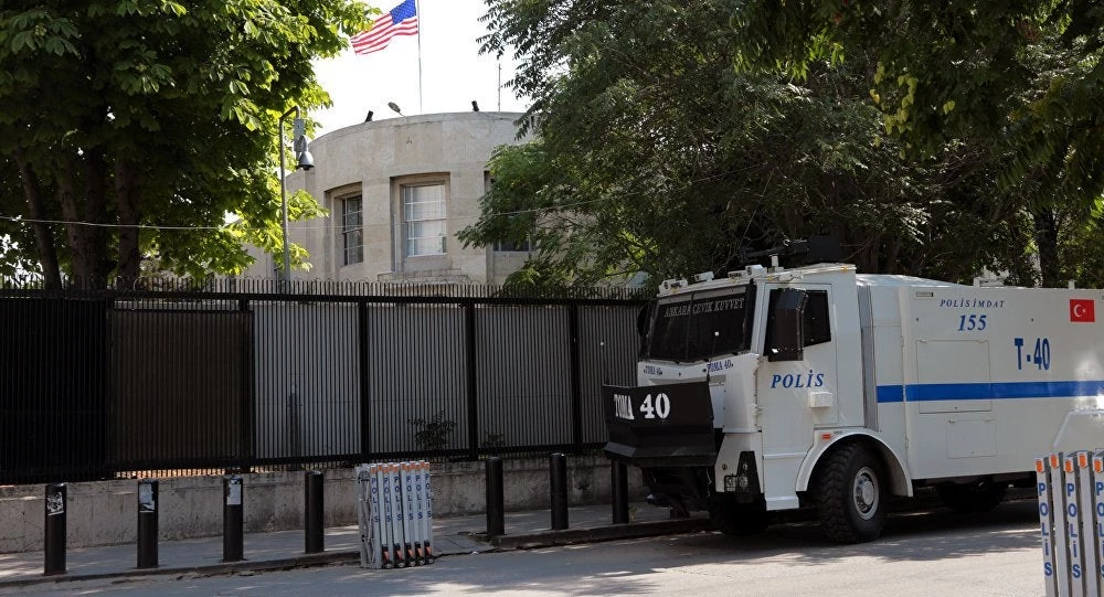 Καταιγισμός πυρών κατά της πρεσβείας των ΗΠΑ στην Αγκυρα – Φουντώνει η αμερικανοτουρκική κρίση